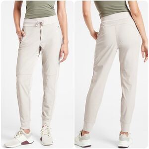 Athleta Headlands Hybrid Trek Mid Rise Jogger in Abalone | Size 4